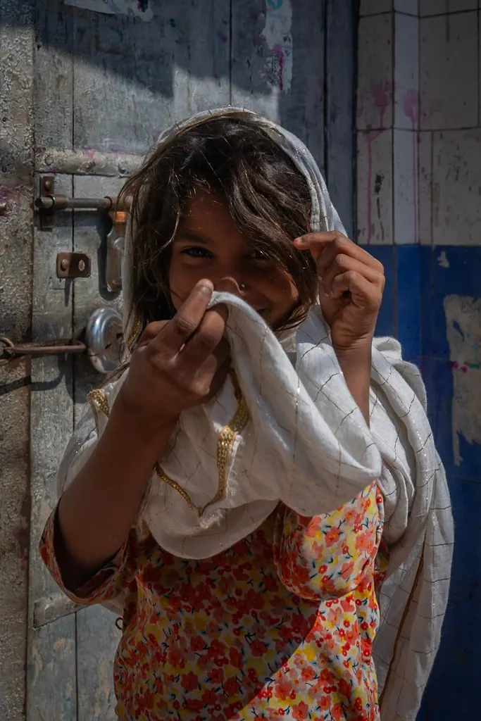 Timide et espiègle à la fois, Nandgaon, India.