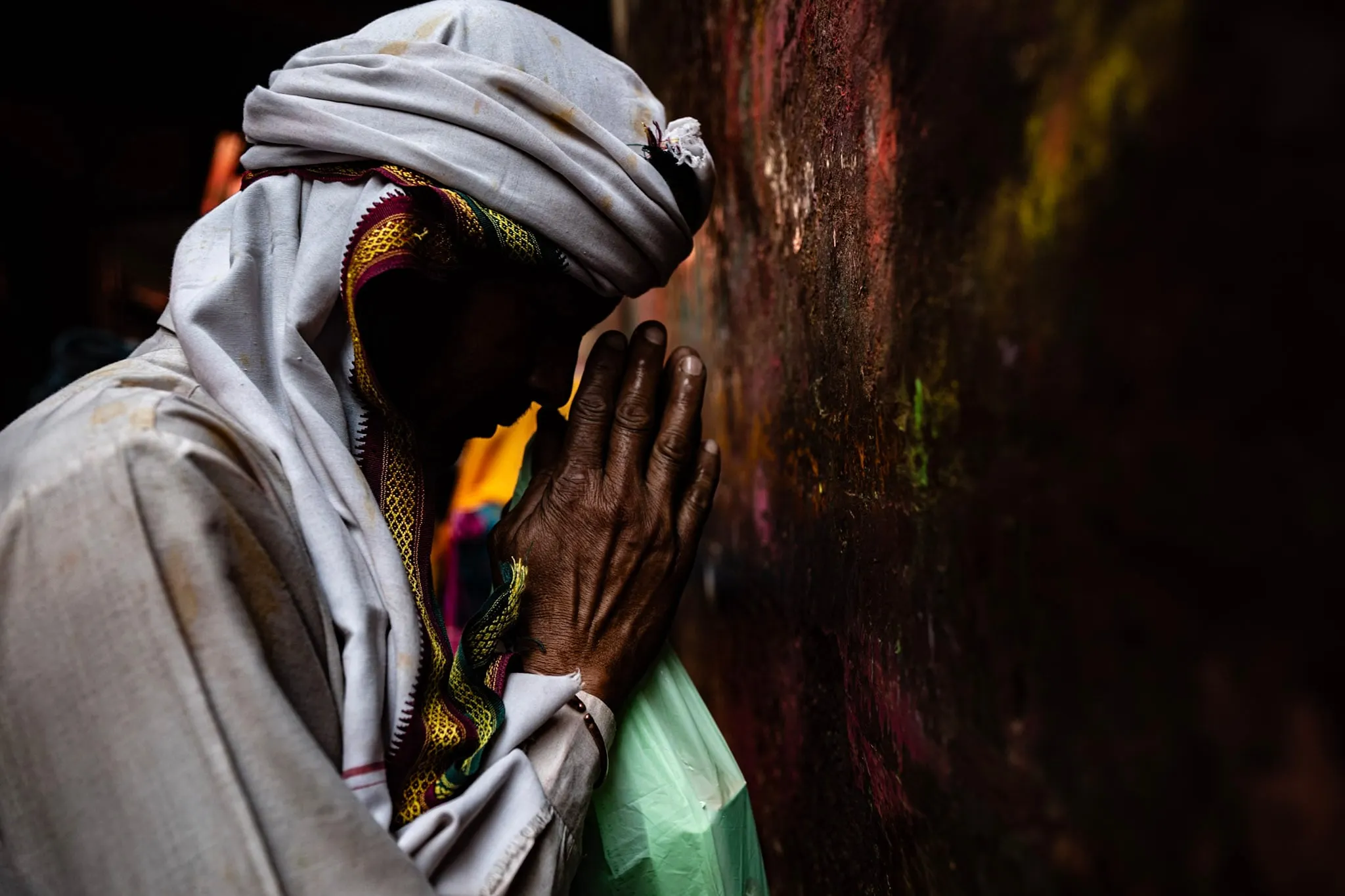Pierres et Prières, homme, Vrindavan, India.