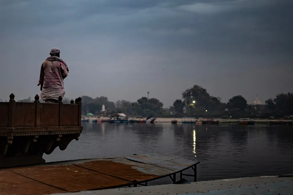 Face au fleuve, Yamuna River, India.