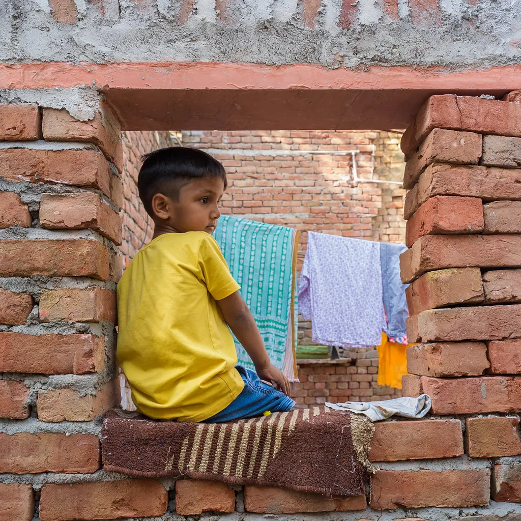 Garçon à la fenêtre, Nandgaon, India.