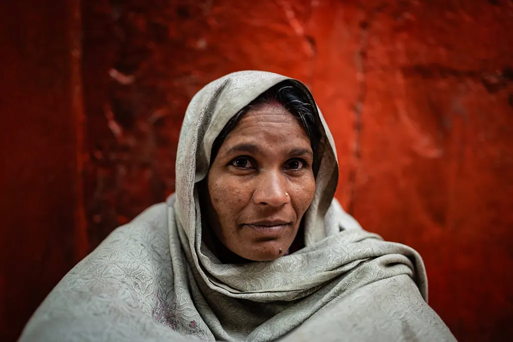 Voile calme sur fond de feu, Mathura, India.