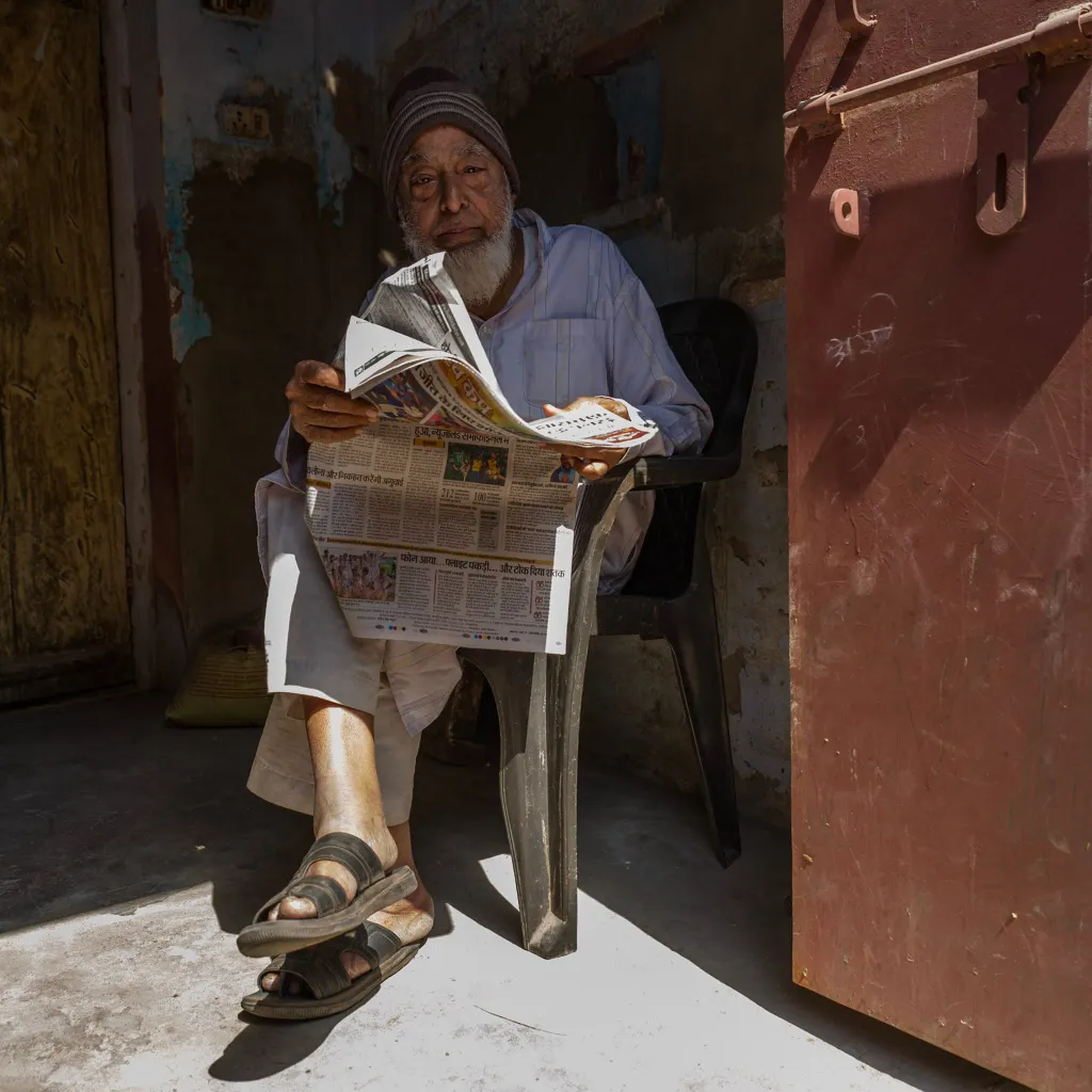 L'homme au journal, Agra, India.
