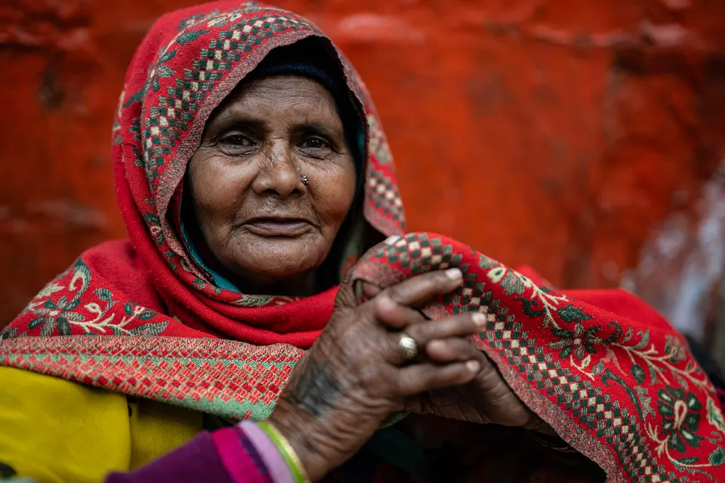 Dignité en Couleurs, Femme, Mathura, India.
