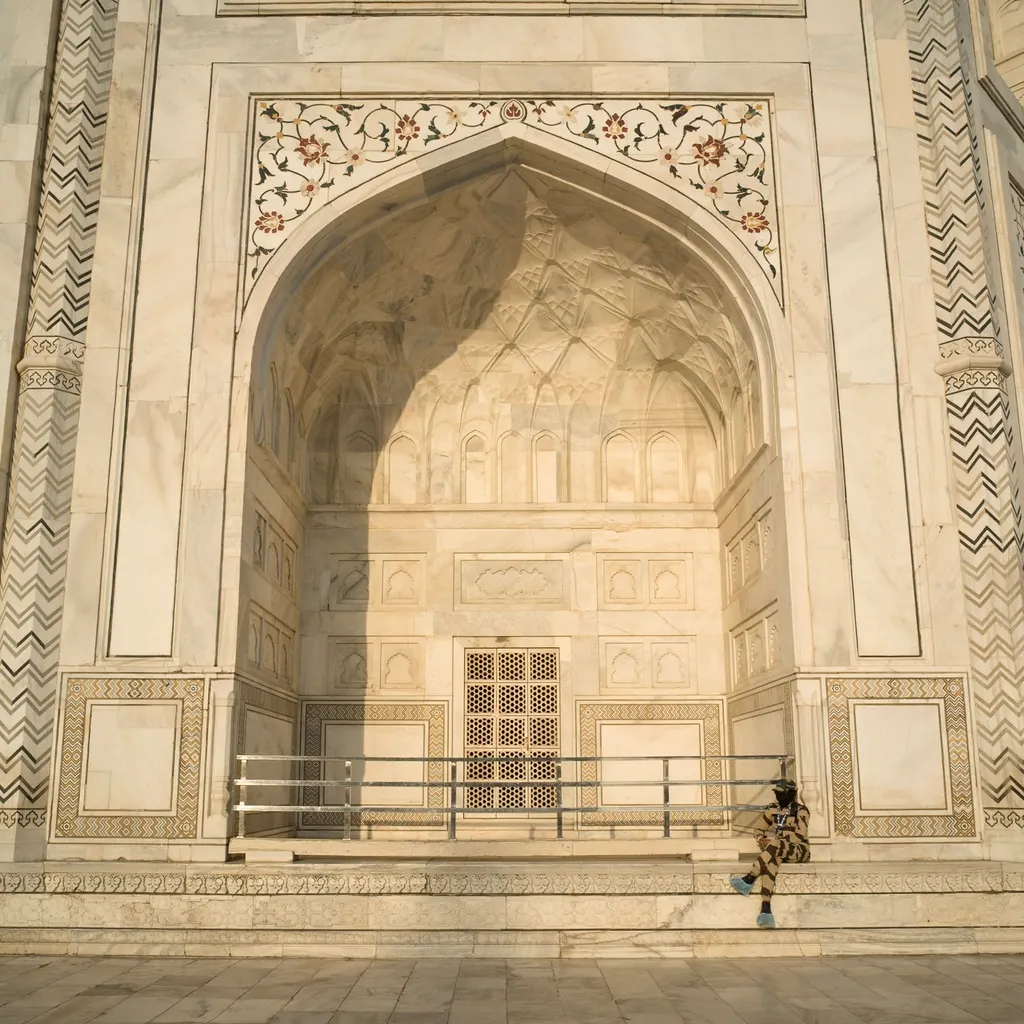 La militaire en chaussons, Taj Mahal, Agra, India.