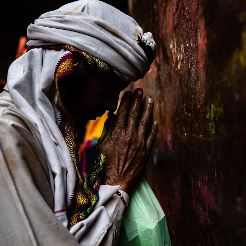 Pierres et Prières, homme, Vrindavan, India.