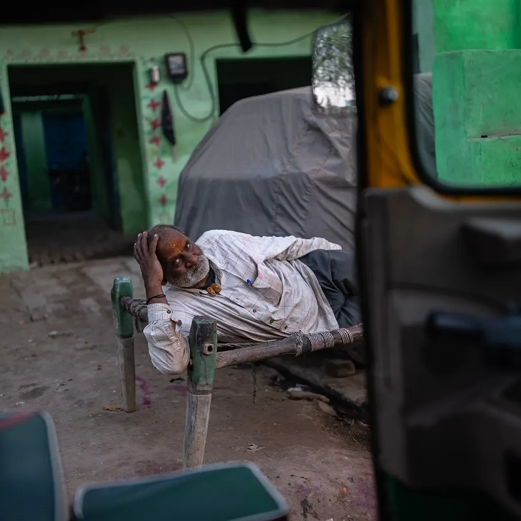 Pause tuk-tuk, Nandgaon, India.