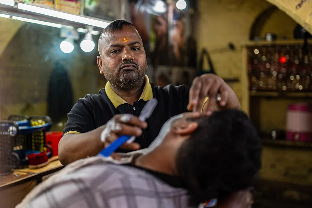 Chez le barbier, New Delhi, India.