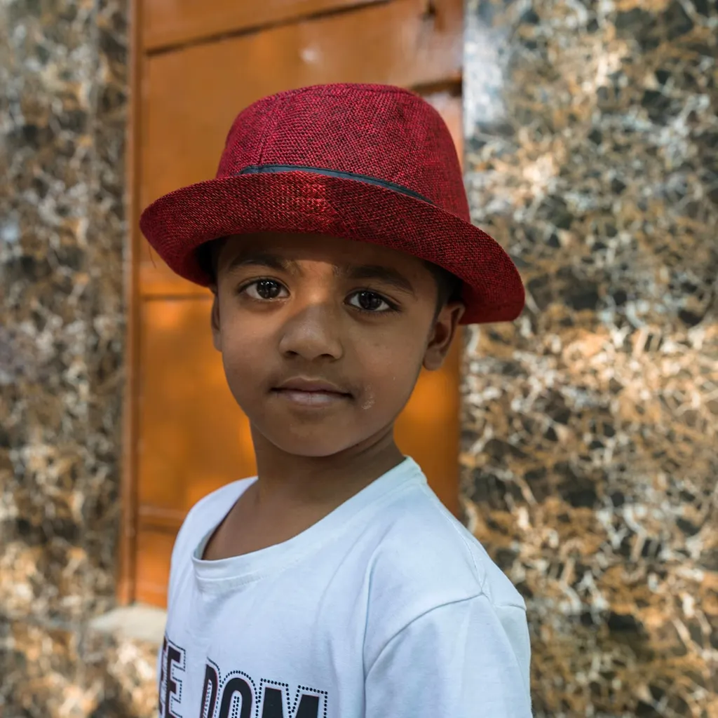 L'enfant au chapeau rouge, Agra, India.