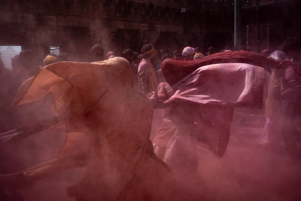 La poudre sur les Danseuses de Holi, Nandgaon, India.