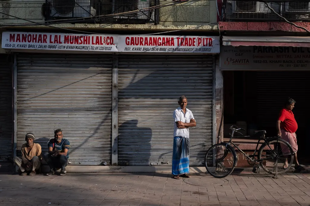 Le patron et son vélo, New Delhi, India.