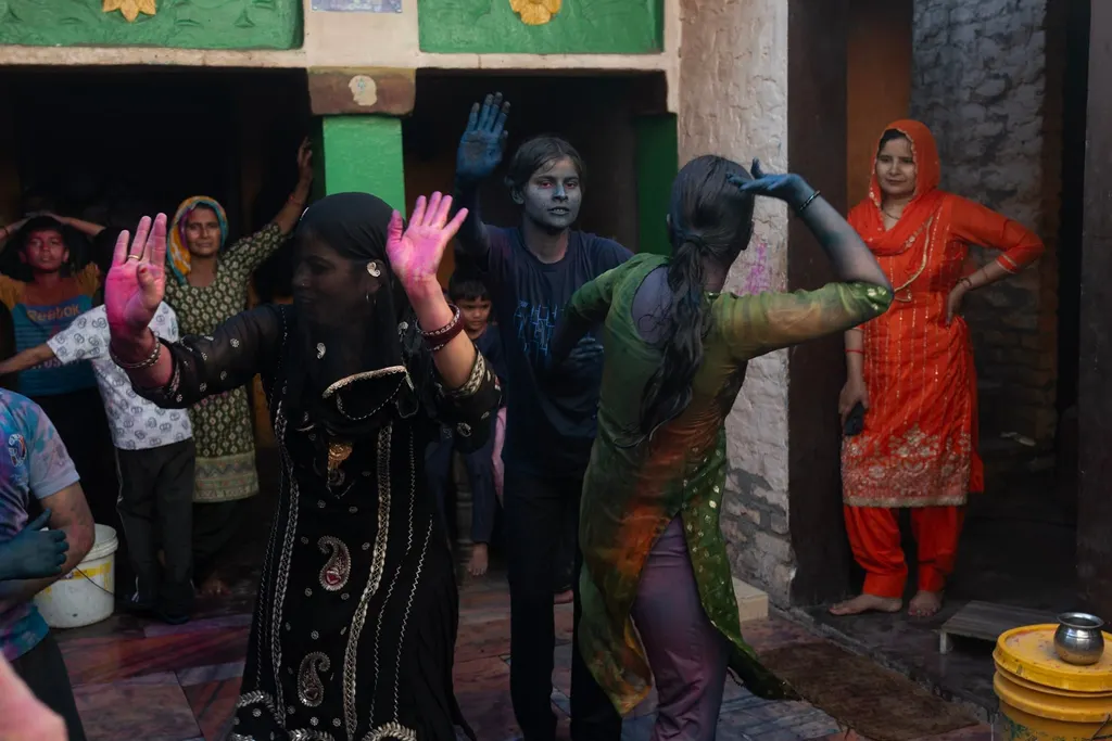 La cour dansait, Nandgaon, India.